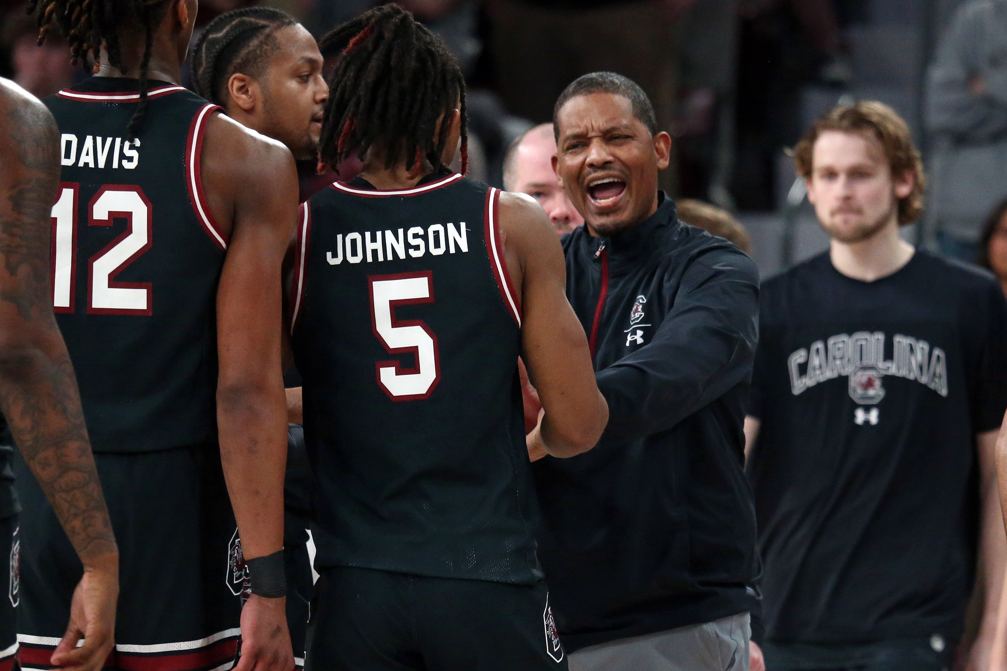 Lamont Paris Talking to his team during a timeout 